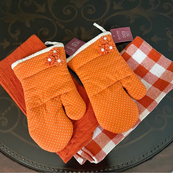 Sur La Table Other - Sur La Table Oven Mitt and Towels Set NWT